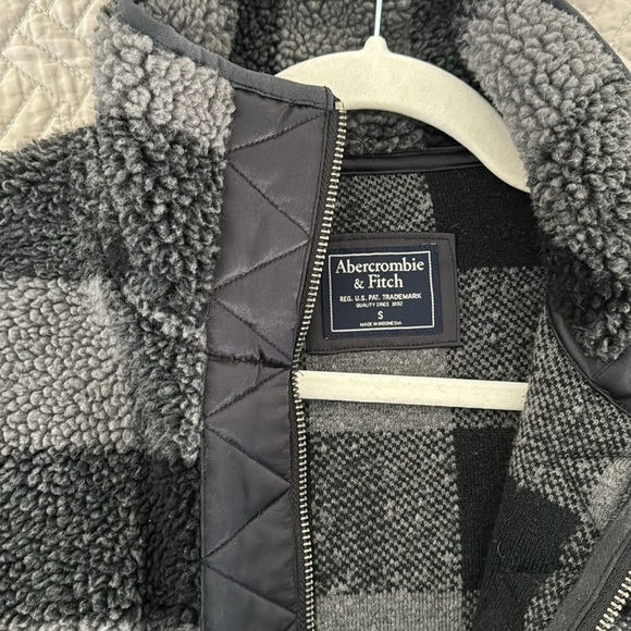 Abercrombie & Fitch Gray and Black Buffalo Plaid Jacket- Great Condition - Picture 4 of 4